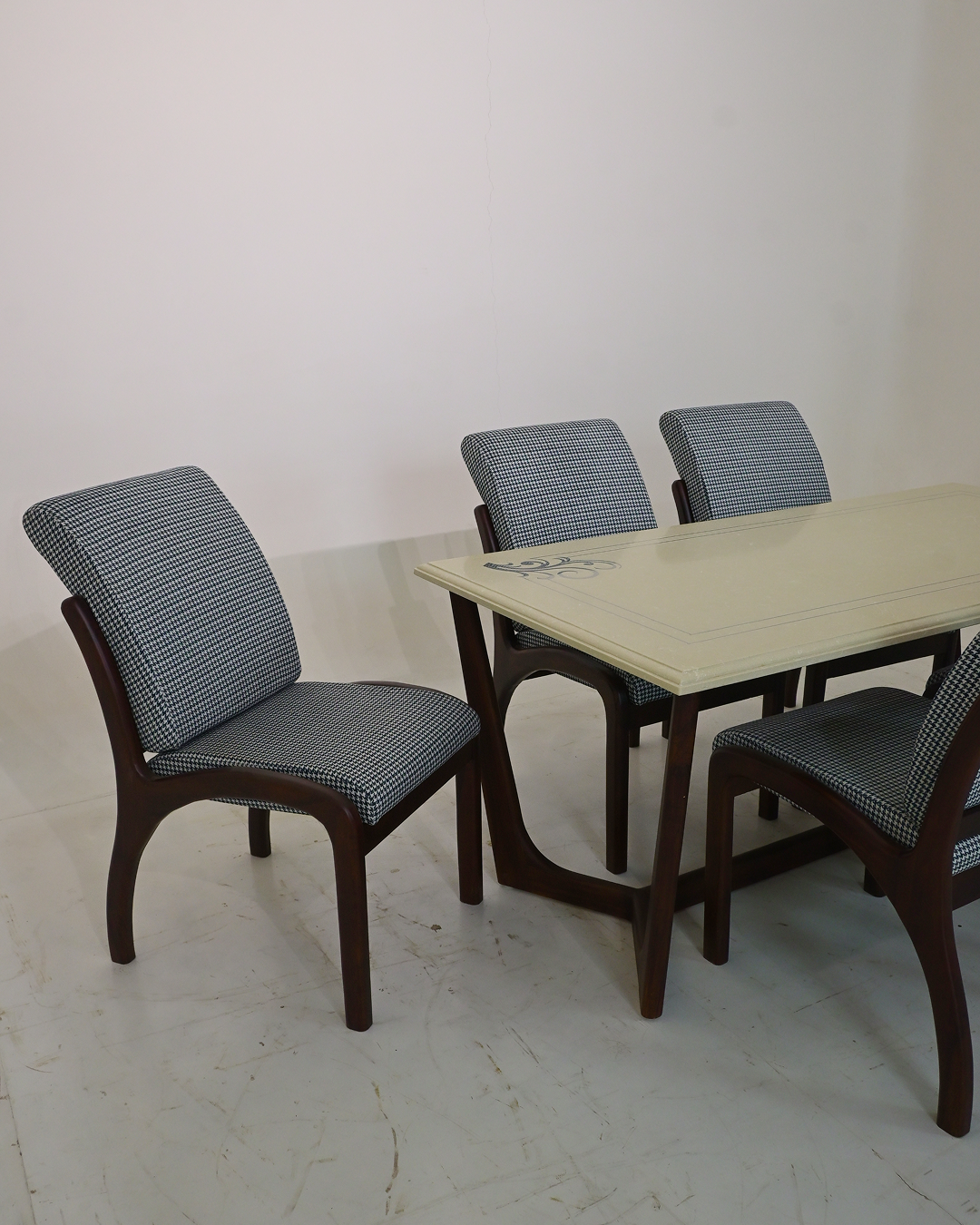 Verona Classic Dining Set