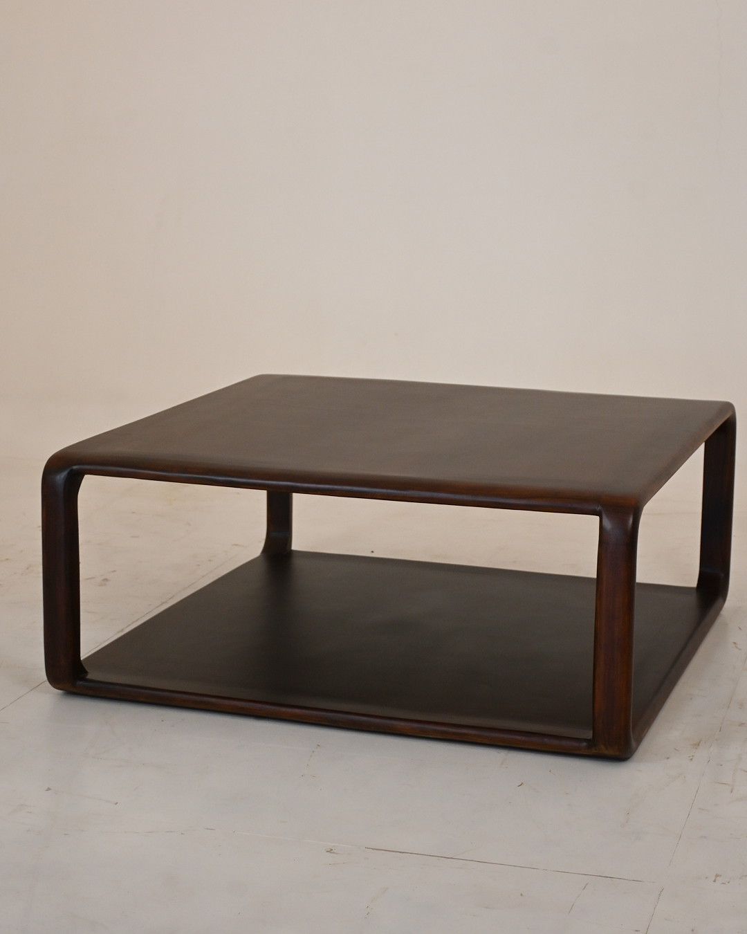 Vera Edge Table