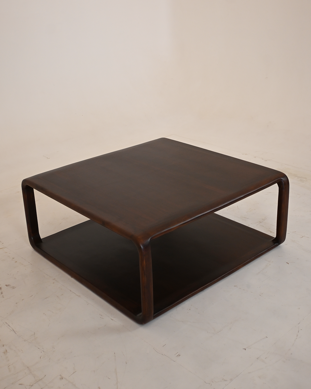 Vera Edge Table